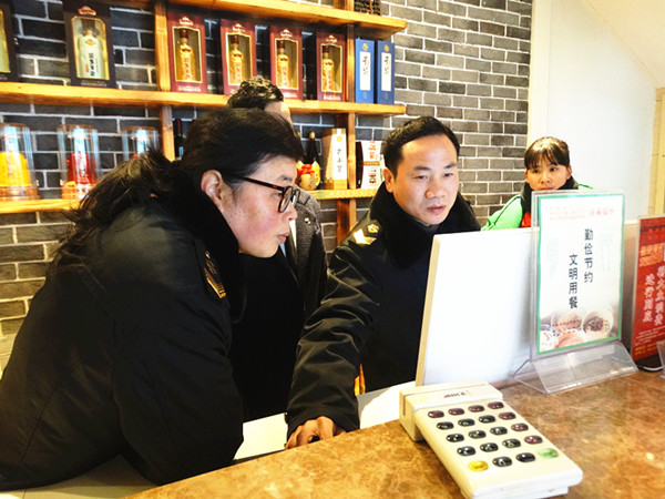 1516346963985006075.jpg 图为执法人员正在前台电脑查询进销货登记台账_副本.jpg